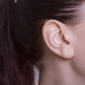 目が大きくなったり、小顔効果も!?耳ひっぱりの効果がすごい!! 目が大きくなったり、小顔効果も!?耳ひっぱりの効果がすごい!!