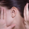 小顔やむくみ顔解消になります!美顔になれる耳ひっぱりの方法とは? 小顔やむくみ顔解消になります!美顔になれる耳ひっぱりの方法とは?